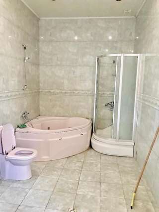 Хостелы The Punjab Residency Баку Семейный номер с балконом-23